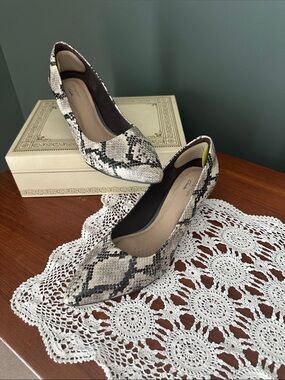 Clarks Pointed Toe Snake Print Pumps - Beige/Black